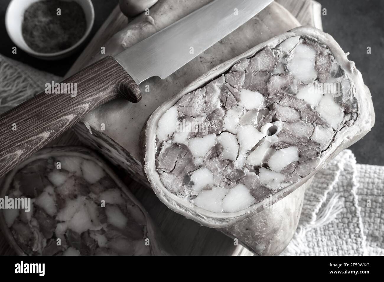 Fleischvorspeise: Schweinebauch gefüllt mit Fleisch und Schmalz. Stockfoto