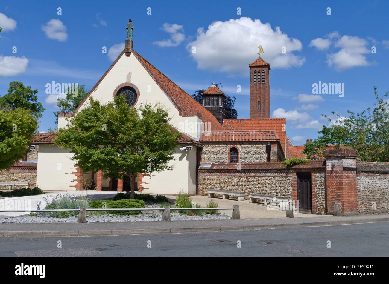 Eintritt in die Kirche des Heiligtums unserer Lieben Frau von Walsingham, Little Walsingham, Norfolk, Großbritannien Stockfoto