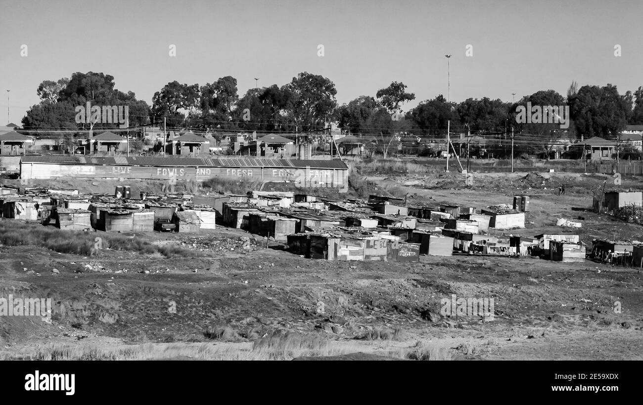 JOHANNESBURG, SÜDAFRIKA - Jan 05, 2021: Johannesburg, Südafrika, September 11, 2011, Low Income informal Tin Shack Housing in Urban Soweto South Stockfoto