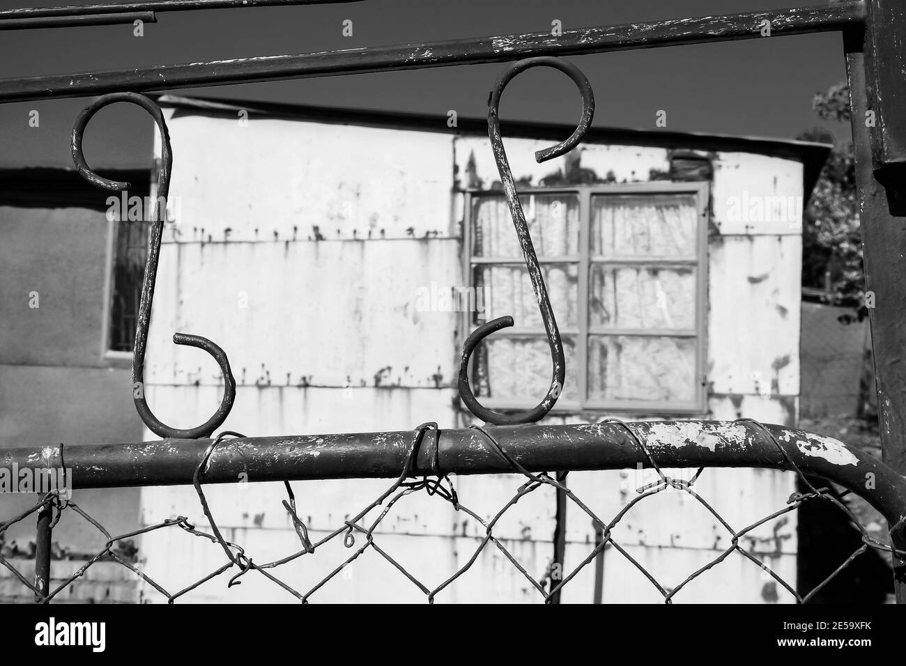 JOHANNESBURG, SÜDAFRIKA - Jan 05, 2021: Johannesburg, Südafrika, September 11, 2011, Blick auf Low-Income-Häuser in einem Vorort Soweto Nachbarschaft Stockfoto