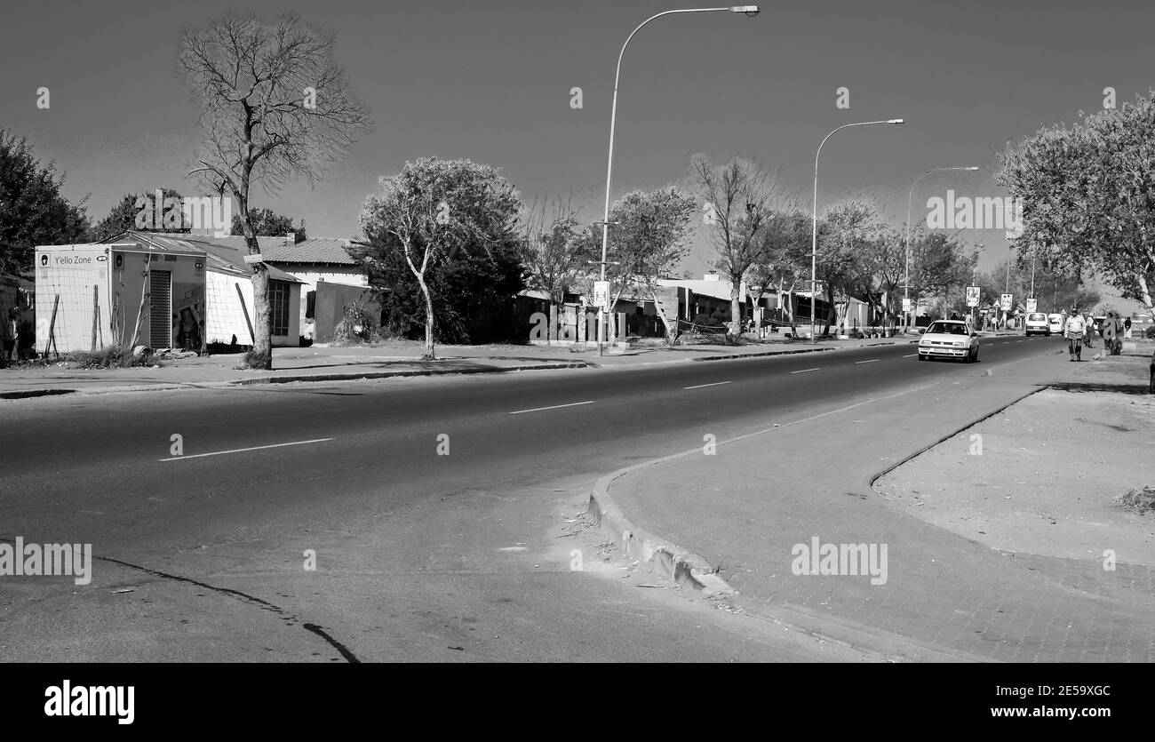 JOHANNESBURG, SÜDAFRIKA - 05. Jan 2021: Johannesburg, Südafrika, 11. September 2011, Menschen und Straßen in der Stadt Soweto Südafrika Stockfoto