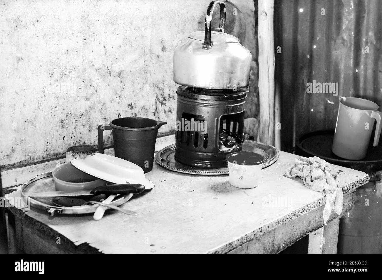 JOHANNESBURG, SÜDAFRIKA - Jan 05, 2021: Johannesburg, Südafrika, September 11, 2011, einfache Herd und Wasserkocher in der Küche von Low-Income Soweto hom Stockfoto