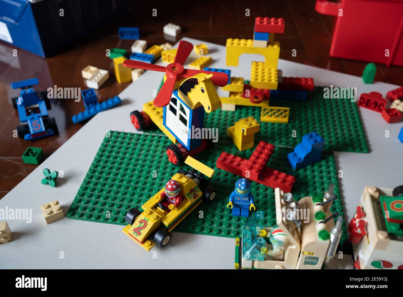Bangkok, Thailand - 27. Januar 2021 : Lego Plastiksteine auf dem Boden. Stockfoto