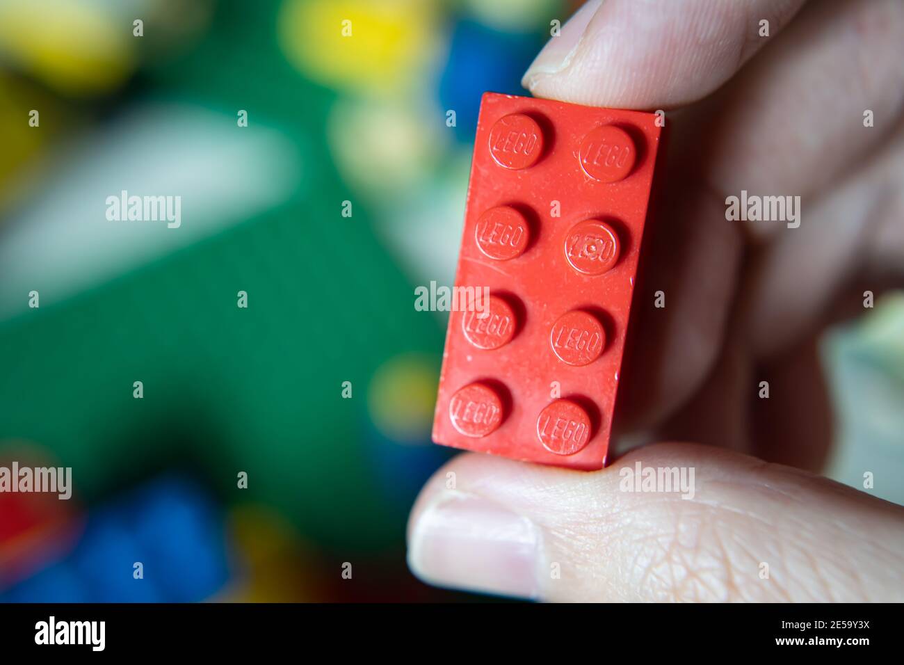 Bangkok, Thailand - 27. Januar 2021 : Legosteine in einer Hand. Stockfoto