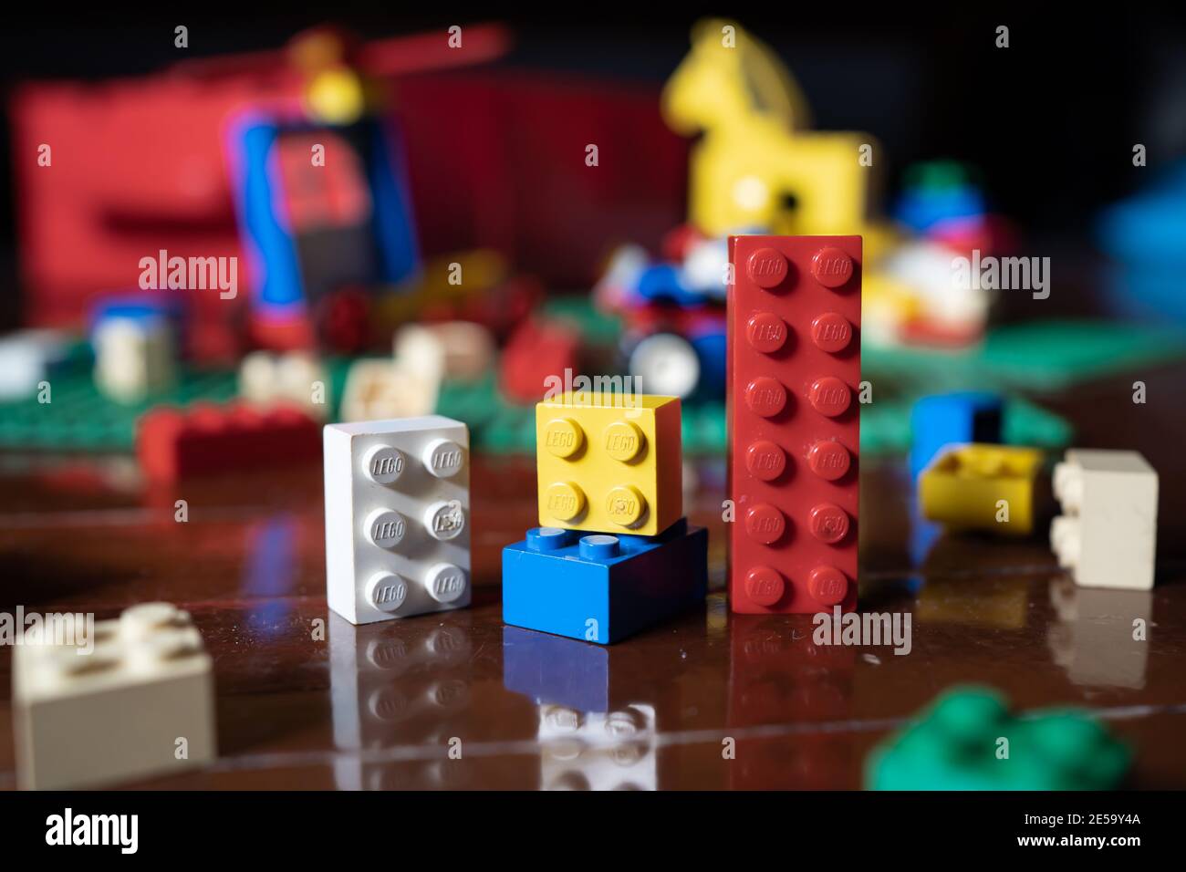 Bangkok, Thailand - 27. Januar 2021 : Lego Plastiksteine auf dem Boden. Stockfoto