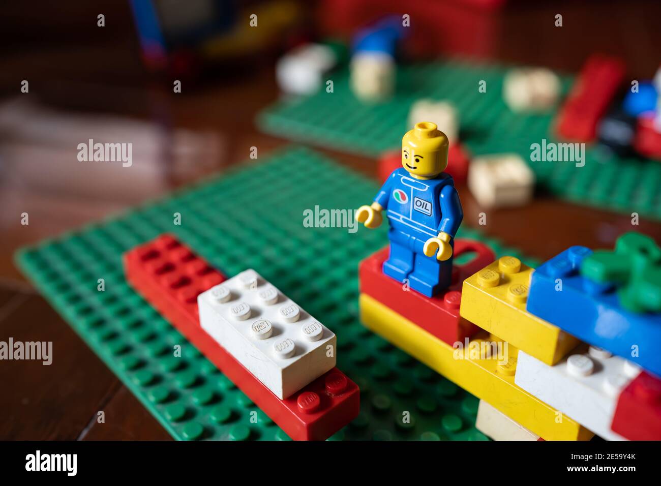 Bangkok, Thailand - 27. Januar 2021 : Lego Plastiksteine auf dem Boden. Stockfoto