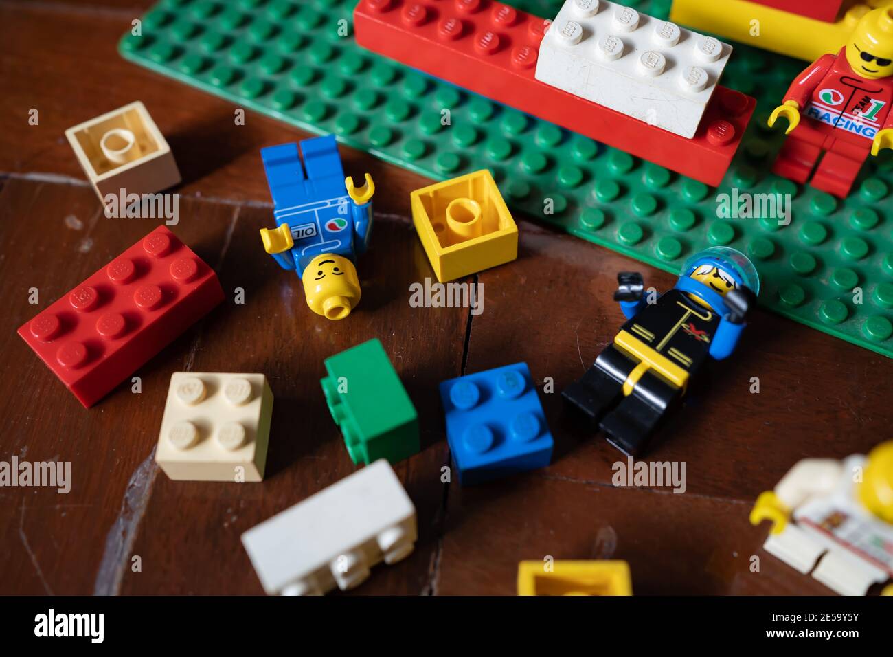 Bangkok, Thailand - 27. Januar 2021 : Lego Plastiksteine auf dem Boden. Stockfoto