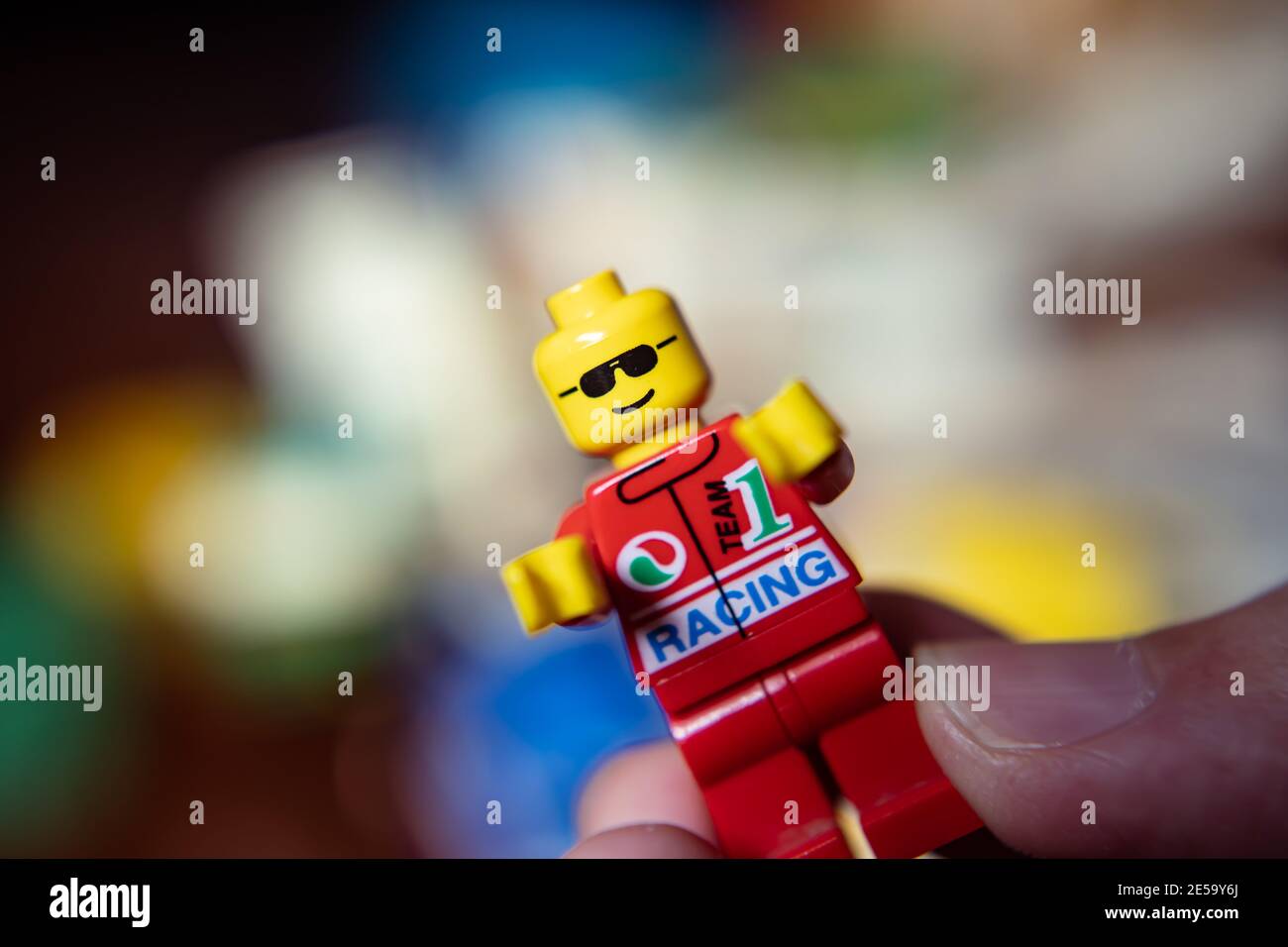Bangkok, Thailand - 27. Januar 2021 : Lego Minifigur in einer Hand. Stockfoto