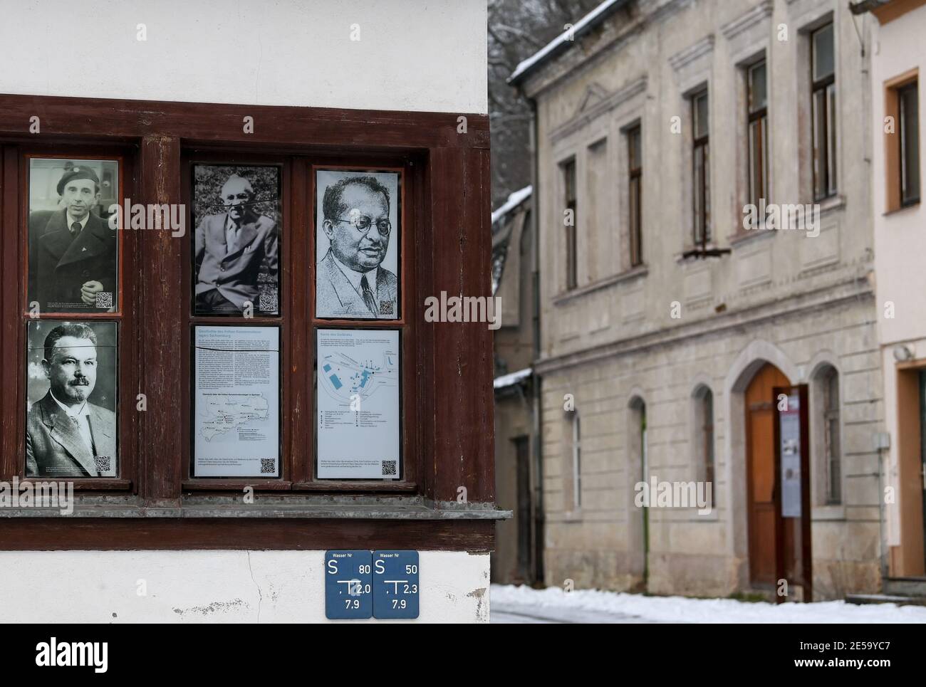 Frankenberg, Deutschland. Januar 2021. Fotos erinnern an die Inhaftierung im KZ Sachsenburg. Anlässlich des bundesweiten Gedenktages für die Opfer des Nationalsozialismus besuchte der sächsische Ministerpräsident die Gedenkstätte des ehemaligen nationalsozialistischen Konzentrationslagers Sachsenburg. Zwischen 1933 und 1937 inhaftierten die SA und die SS mehr als 2000 Gegner des Regimes auf dem Gelände der alten Spinnerei. Quelle: Hendrik Schmidt/dpa-Zentralbild/dpa/Alamy Live News Stockfoto