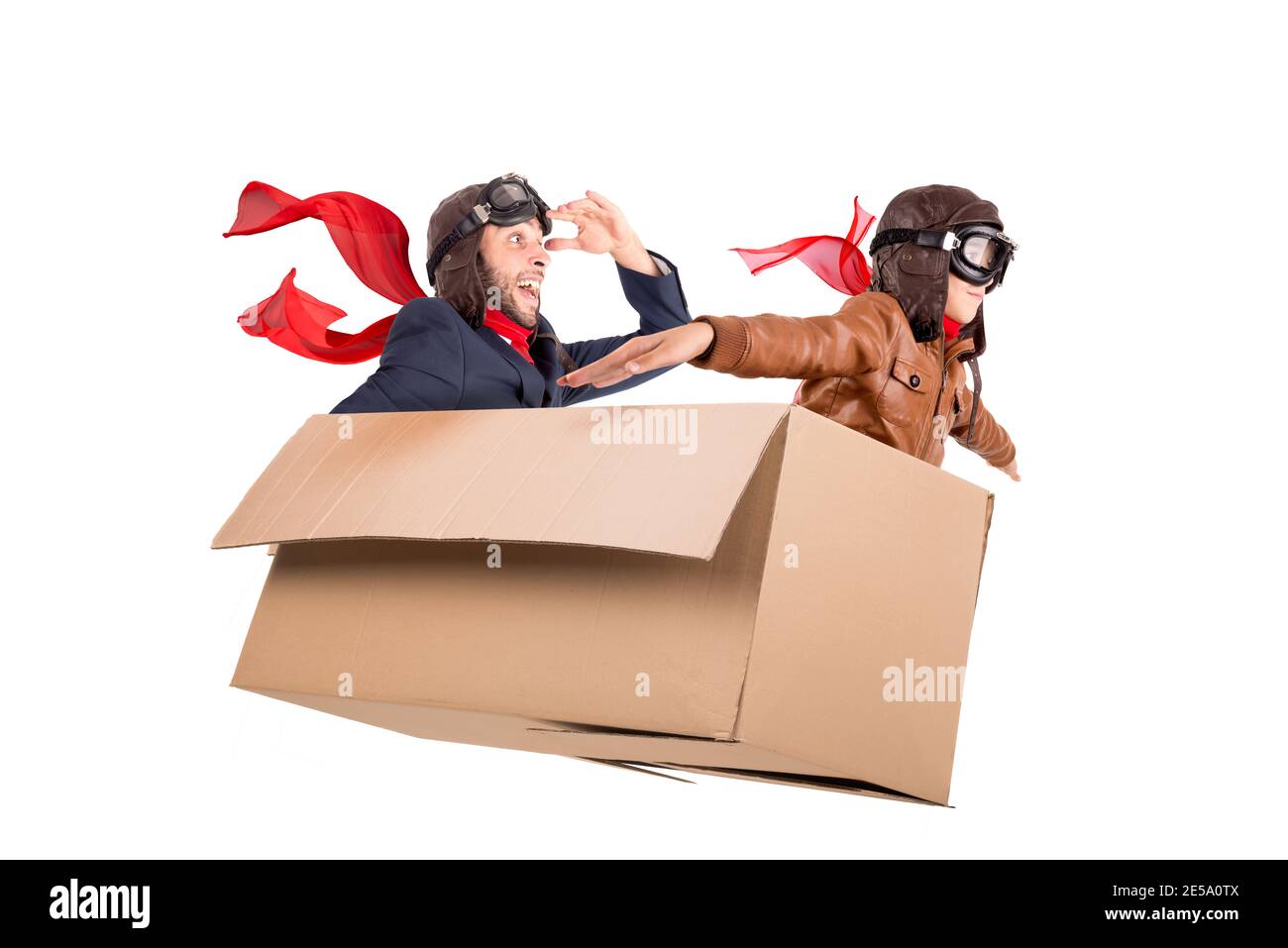 Mann und Kind spielen fliegen in einer weißen Karton-Box Stockfoto