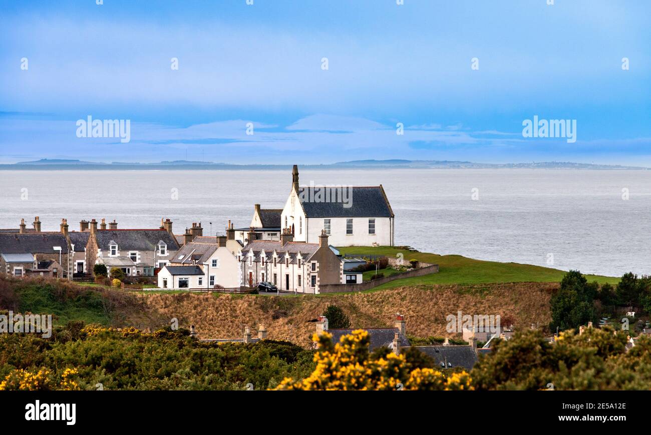 FINDOCHTY MORAY COAST SCOTLAND DAS DORF HÄUSER UND WEISSE KIRCHE AUF DEM HÜGEL Stockfoto