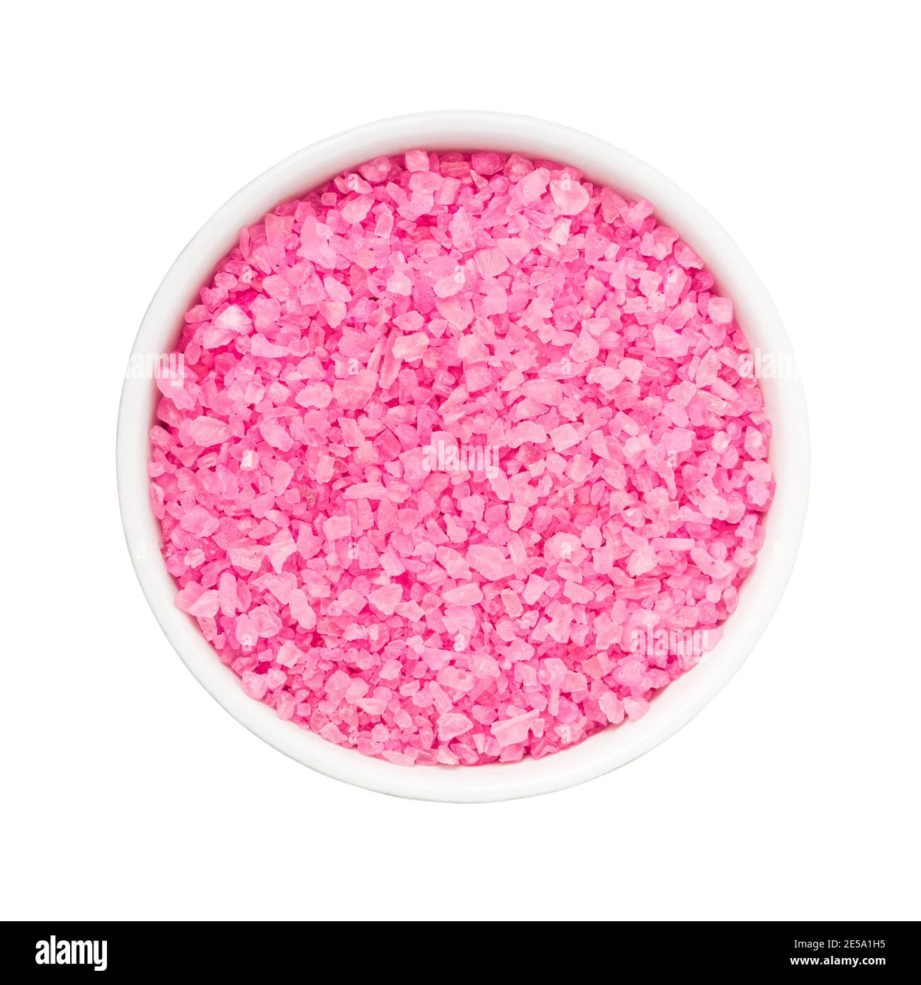 SPA-Konzept. Leuchtend rosa Badesalz in Schüssel isoliert auf weißem Hintergrund mit Clipping Pfad. Draufsicht Stockfoto