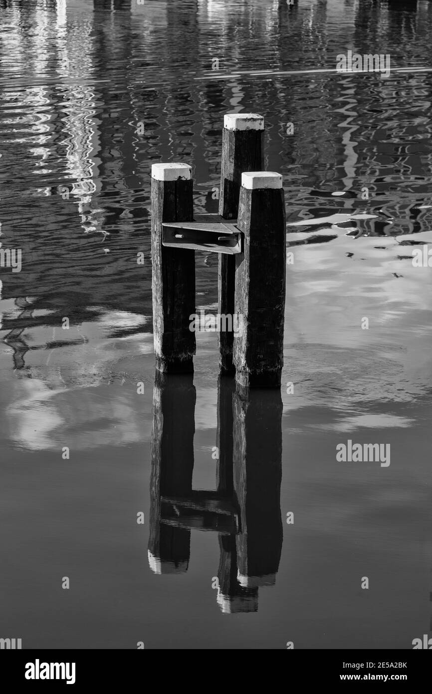 Reflexion auf dem Wasser des Amstelhotel und Brückenareals in Amsterdam, Niederlande Stockfoto