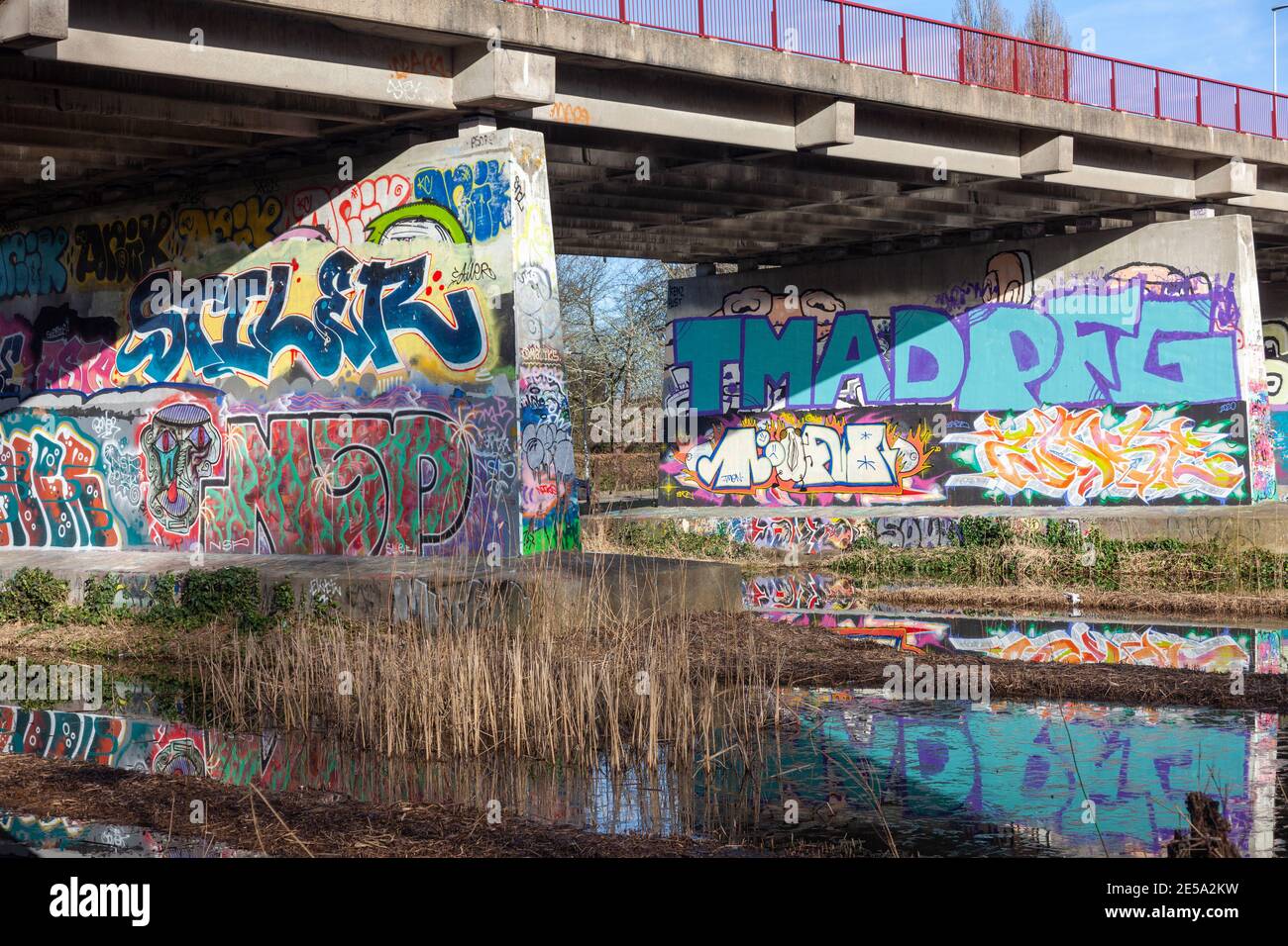 Graffiti unter der Brücke in der Straßenbahnhaltestelle von Flevopark, Amsterdam, Niederlande Stockfoto