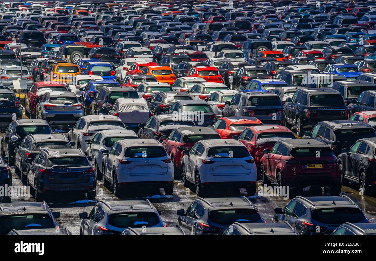 Autoterminal im Binnenhafen Logport I, in Duisburg am Rhein, Fahrzeugumschlag von Neuwagen, Lagerfläche, NRW, Deutschland Stockfoto