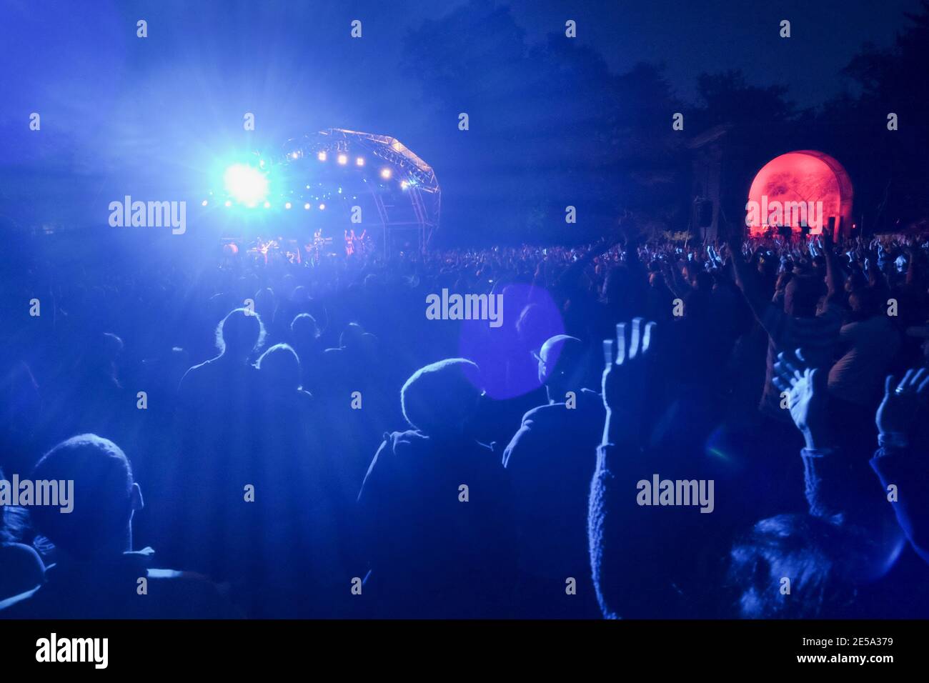 Fans beobachten Jimmy Cliff beim Larmer Tree Festival bei Nacht. Juli 19, 2015 Stockfoto