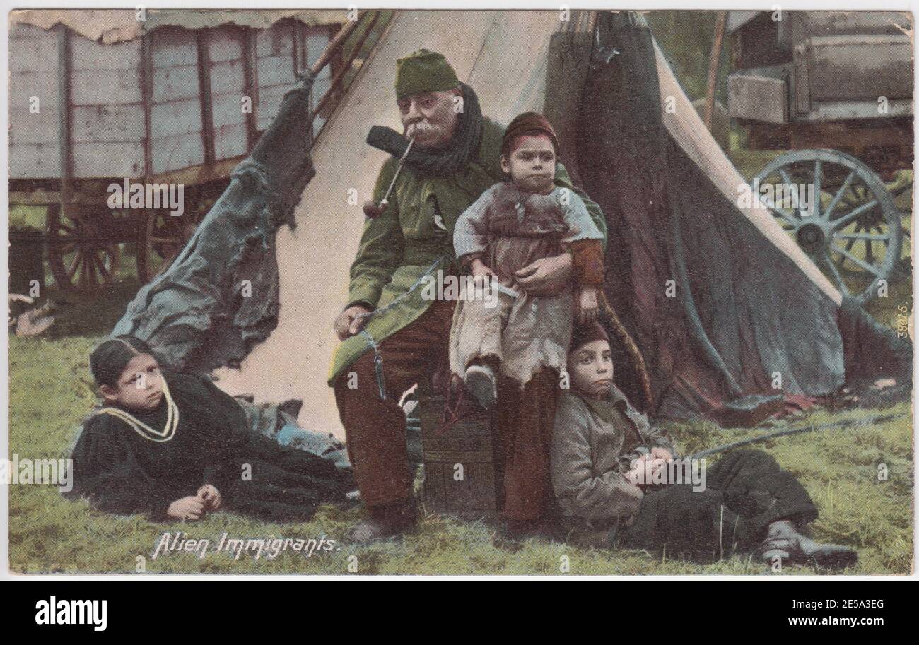 Edwardianische Postkarte, die zeigt, was die Bildunterschrift Ausländer Einwanderer - ein Mann und drei Kinder sitzen vor ihrem Zelt. Wahrscheinlich zeigen Roma Zigeunerreisenden in Großbritannien Stockfoto