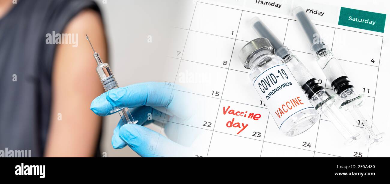 Eine Arzthand mit einer Spritze und einem Kalender mit dem Datum der Impfung. Stockfoto