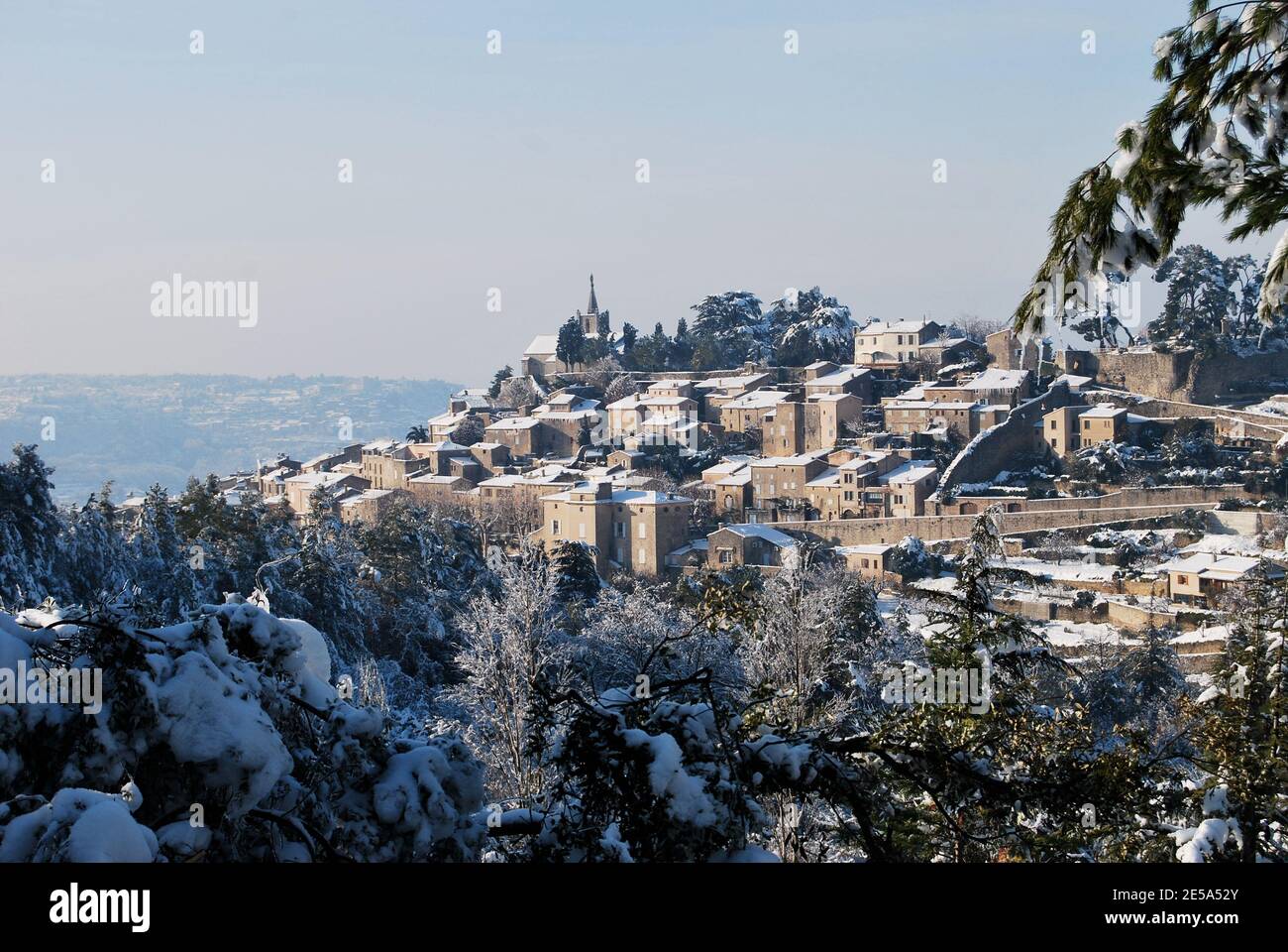 Blick auf verschneite Bergdorf in der Provence Stockfoto