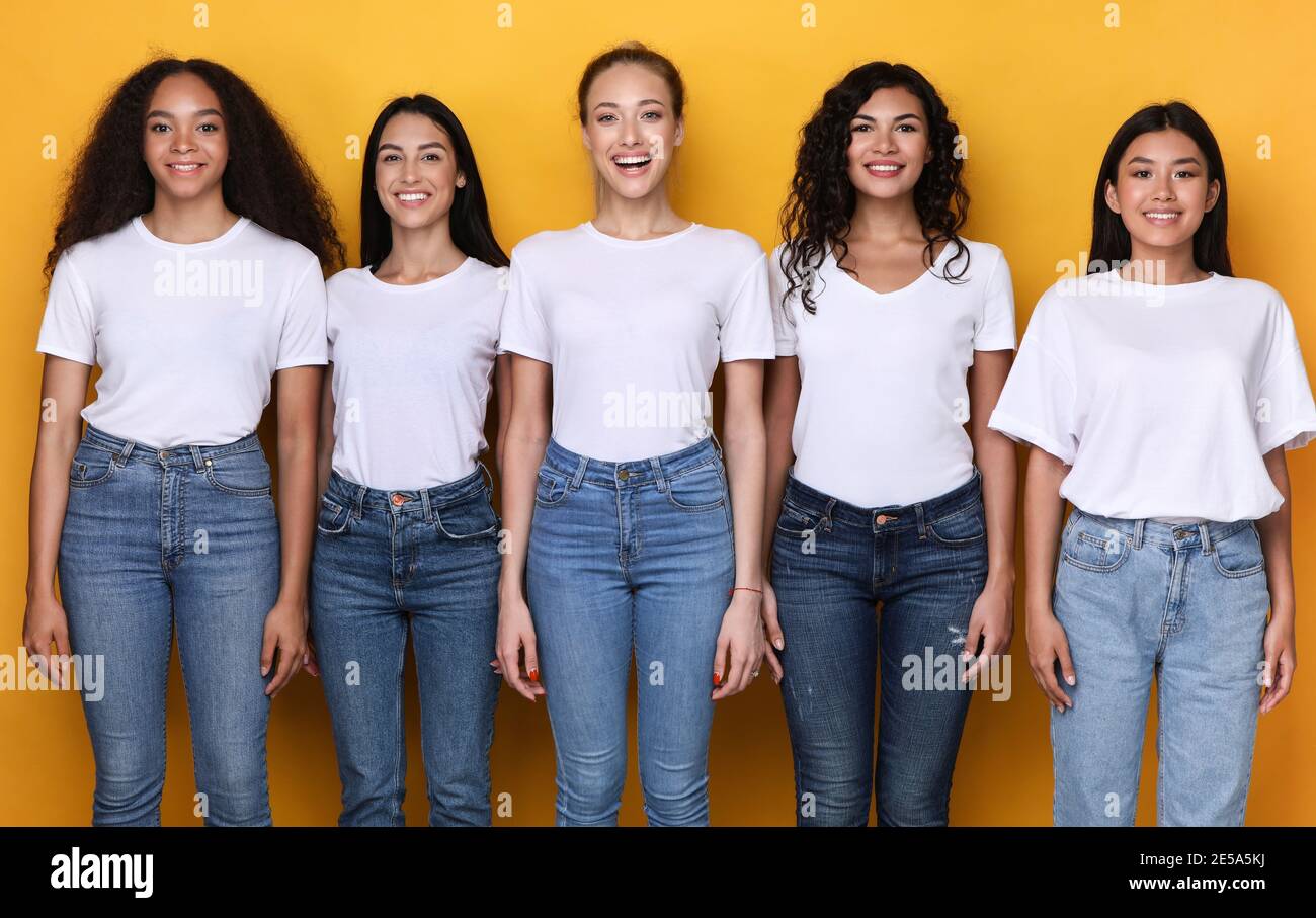Gruppe Von Fünf Fröhlichen Verschiedenen Damen Posiert Über Gelben Hintergrund Stockfoto
