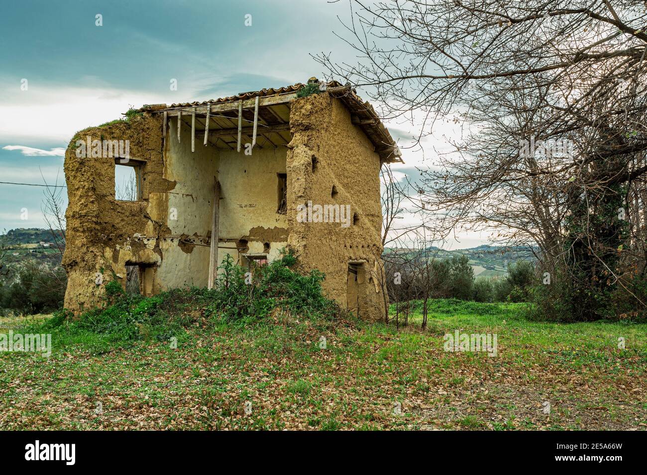 Schlammhaus jetzt in Ruinen. Abruzzen, Italien, Europa Stockfoto