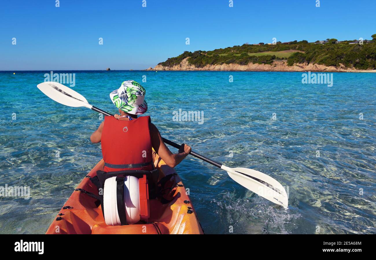 Kajak am Strand von Grand Sperone, Frankreich, Korsika, Bonifacio Stockfoto