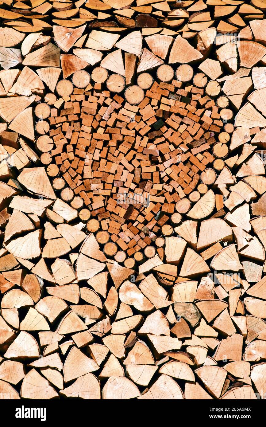 Herz geformter Holzstapel, Naturpark Queyras, Frankreich, Hautes Alpes, Saint Veran Stockfoto