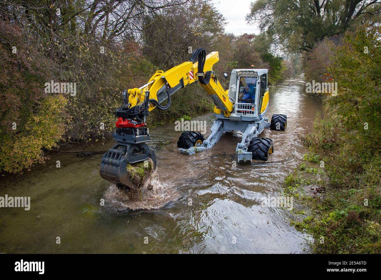 Flussrenaturierung, Laufbagger reinigt Flussboden versilzt durch Sedimenteintrag, schafft sauberes Spaltsystem wieder, Deutschland, Bayern, Fluss Dorfen Stockfoto