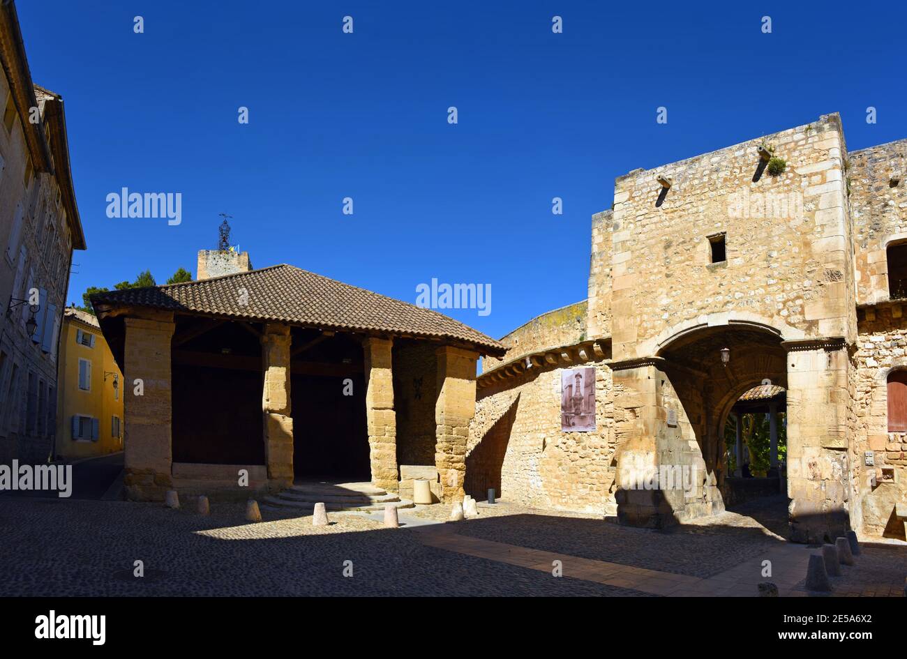 Stadttor Portre Notre Dame und Markthalle, Frankreich, Provence, Vaucluse, Pernes les Fontaines Stockfoto