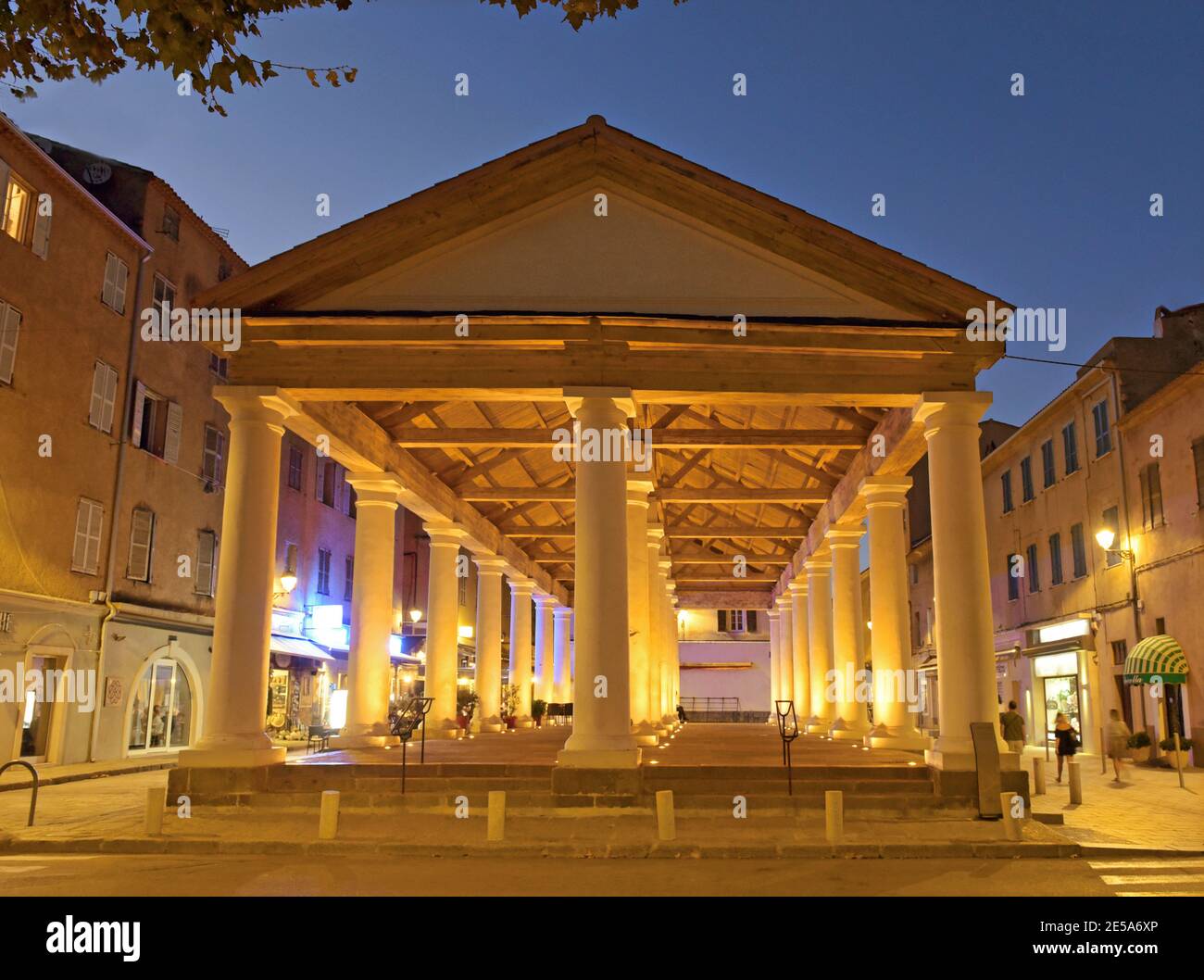 Les Halles im Stadtzentrum, Ort des täglichen Marktes, Frankreich, Korsika, Ile Rousse Stockfoto