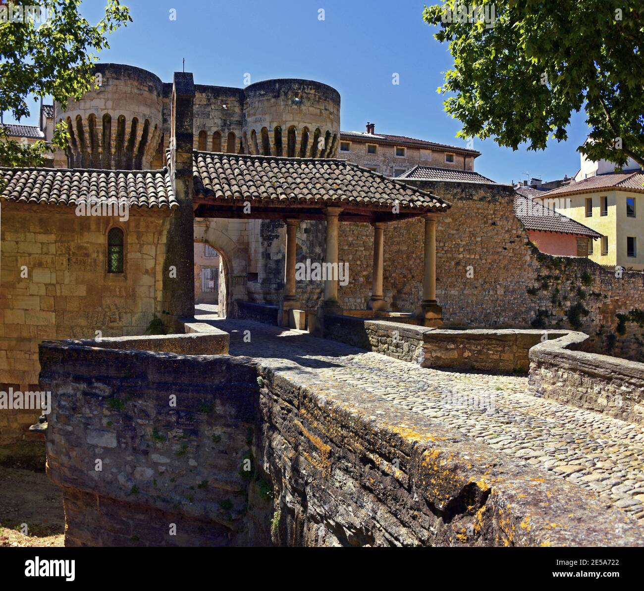 Stadttor Porte Notre Dame mit Brücke über die Nesque und Kapelle, Frankreich, Provence, Vaucluse, Pernes les Fontaines Stockfoto