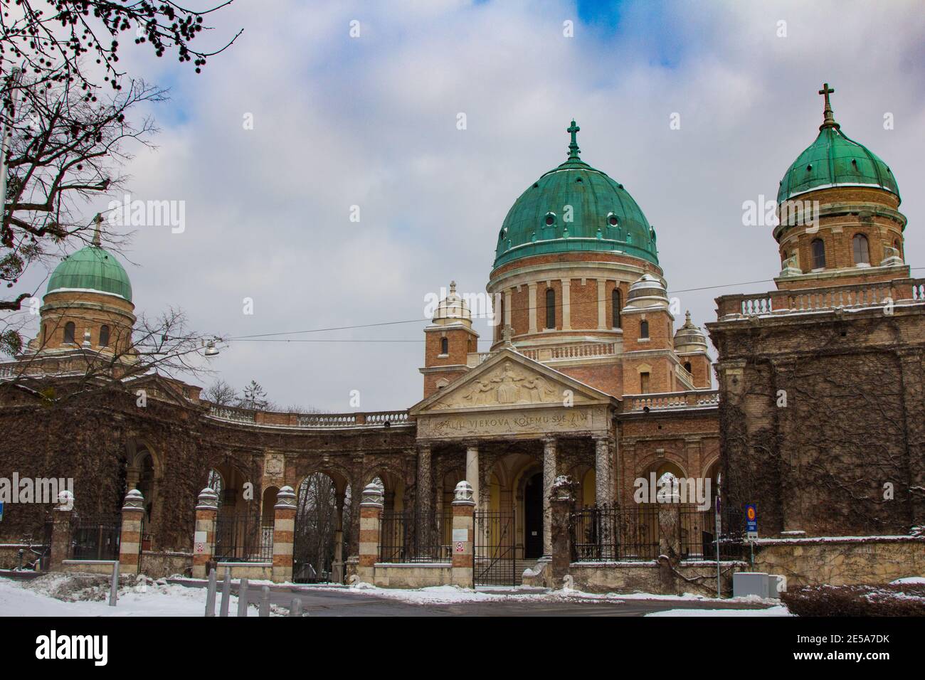 ZAGREB, KROATIEN - 05. Feb 2012: Mirogoj Friedhof mit Arkaden und Kuppeln ist eines der bemerkenswertesten Wahrzeichen in Zagreb, Kroatien Stockfoto