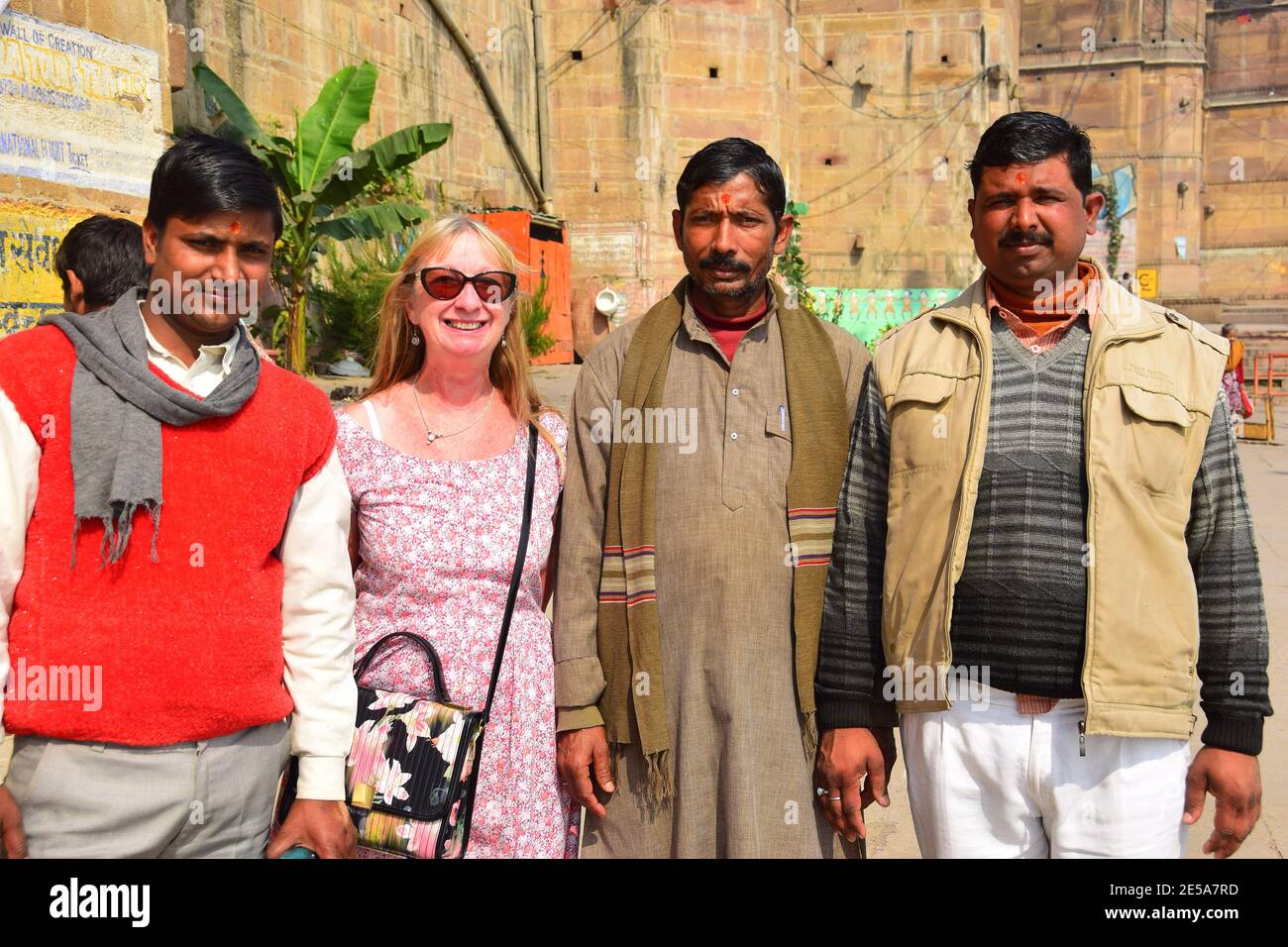 Englische Dame Tourist mit Indianern, Ghats, Varanasi, Indien Stockfoto