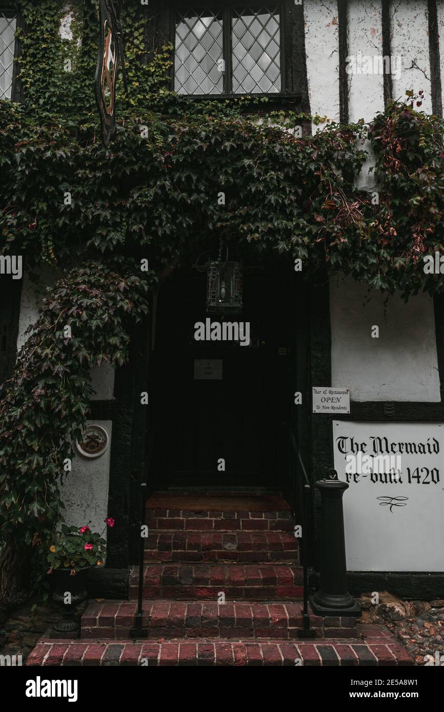 Haupteingang zum Mermaid Inn in Rye, East Sussex, England, Großbritannien. Stockfoto