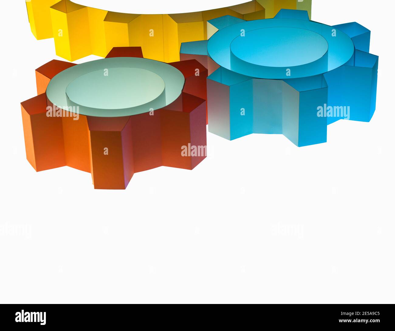 Zahnrad am Steuerriemen, Fertigung, Zahnradsymbol. Einfaches Farbkonzept aus Papier. Weißer Hintergrund, Kopierbereich. Stockfoto