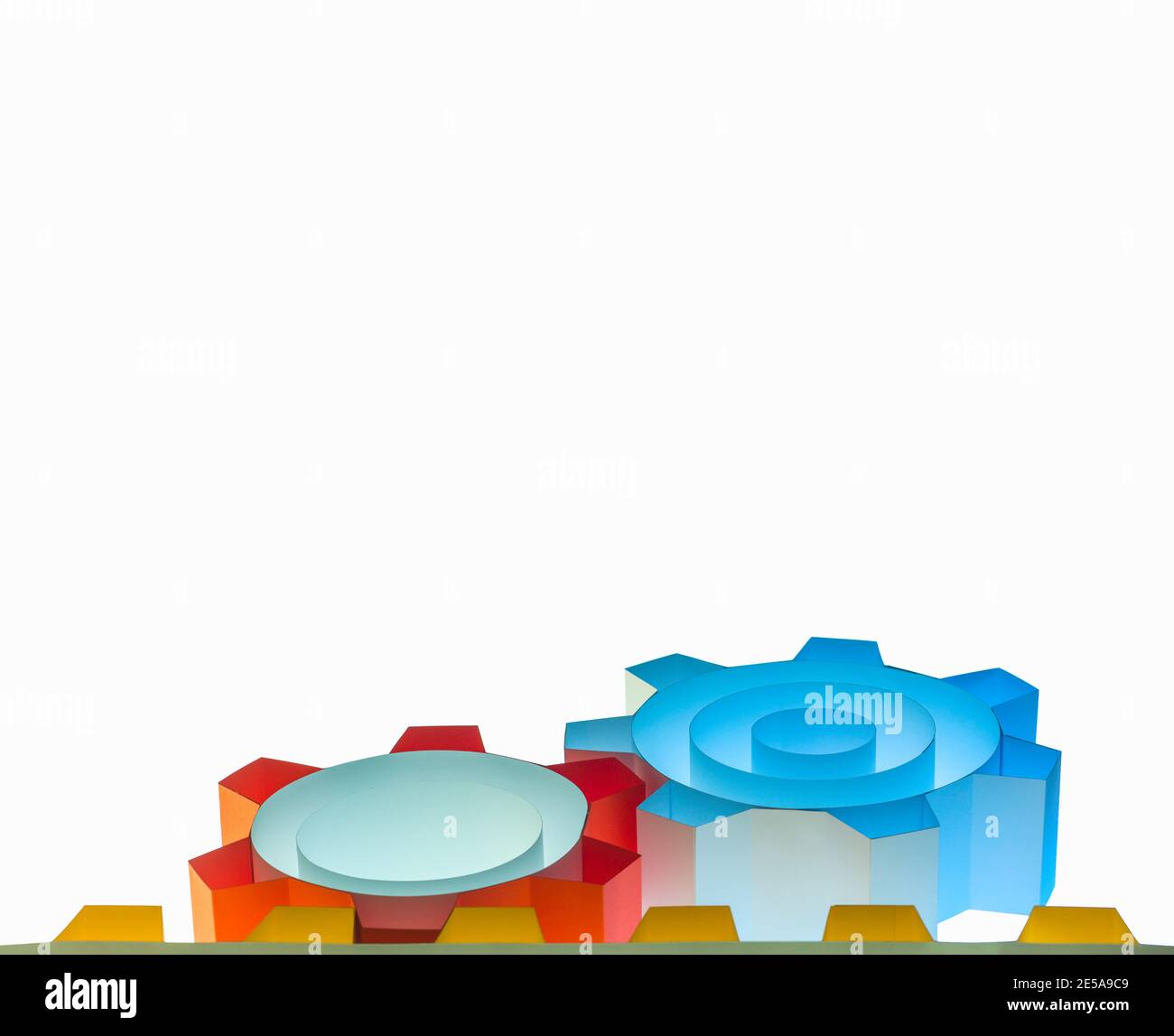 Zahnrad am Steuerriemen, Fertigung, Zahnradsymbol. Einfaches Farbkonzept aus Papier. Weißer Hintergrund, Kopierbereich. Stockfoto