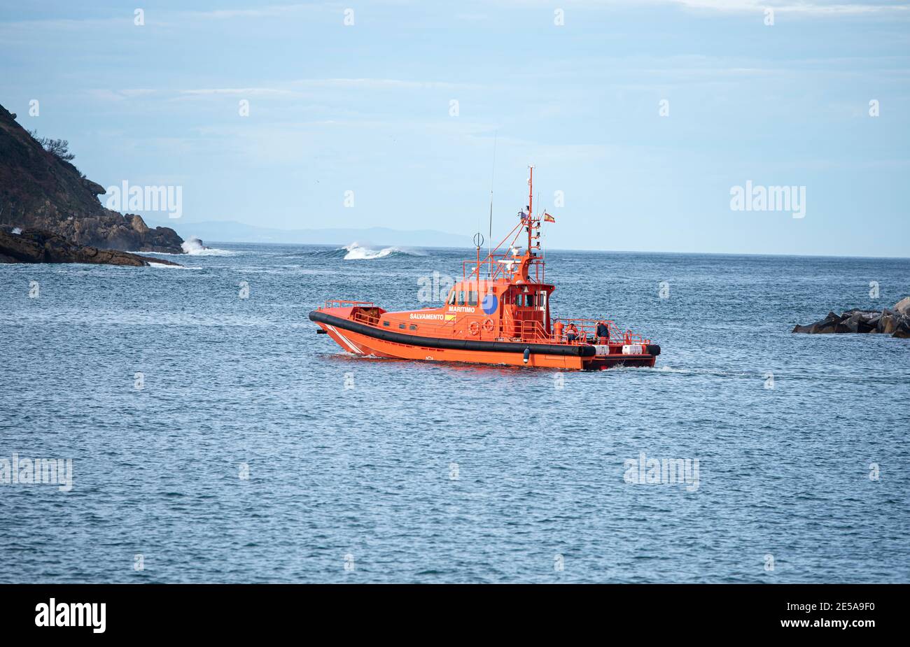 Seerettungsboot verlässt den Hafen Stockfoto