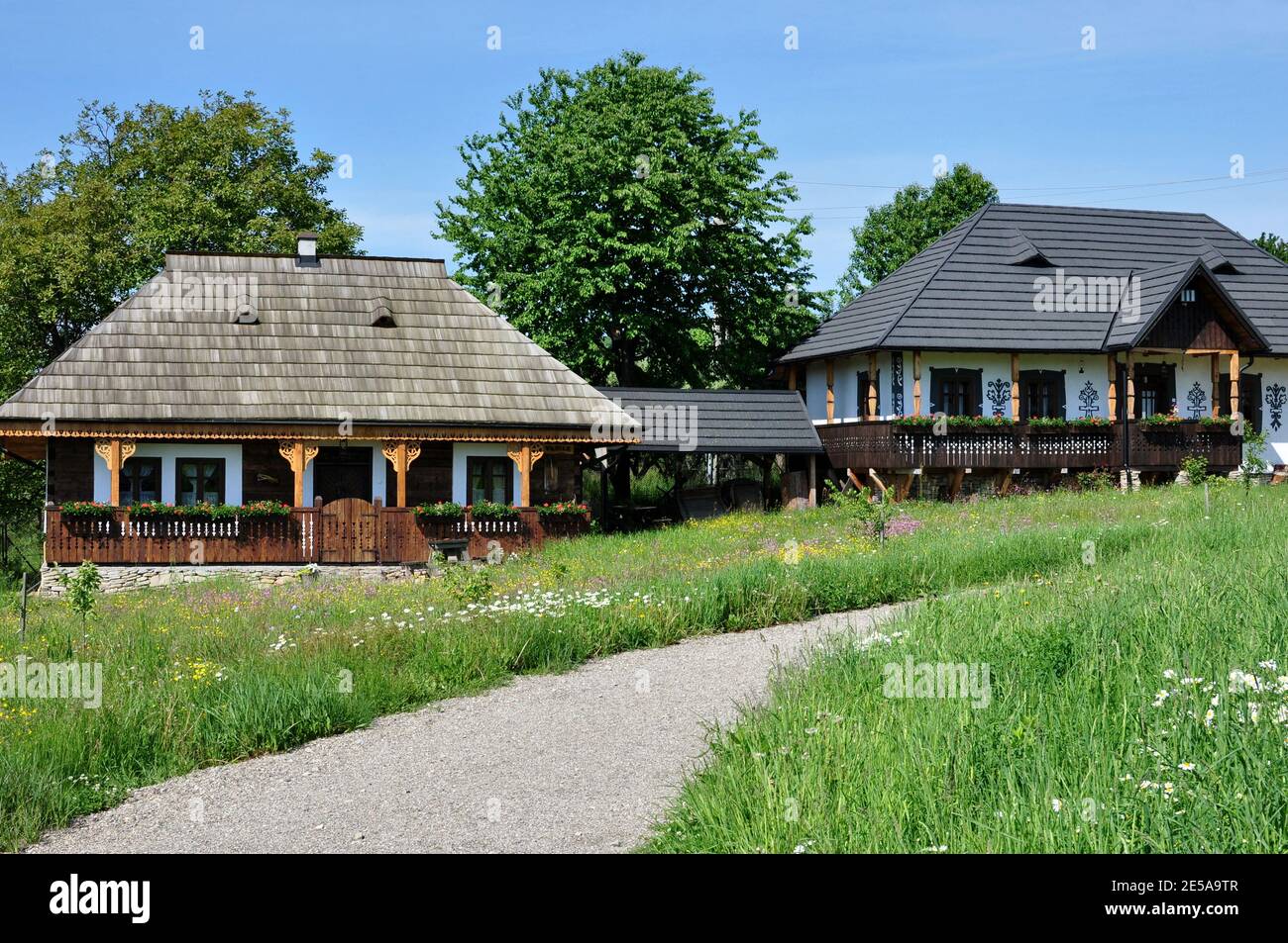 Typische Holzhäuser im Garten. Traditionelle rumänische Vintage-Architektur. Stockfoto