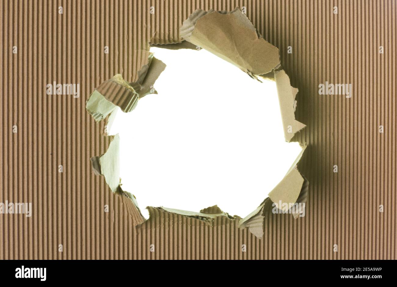 Gerissenes braunes Papier Hintergrund, großes Loch Stockfoto