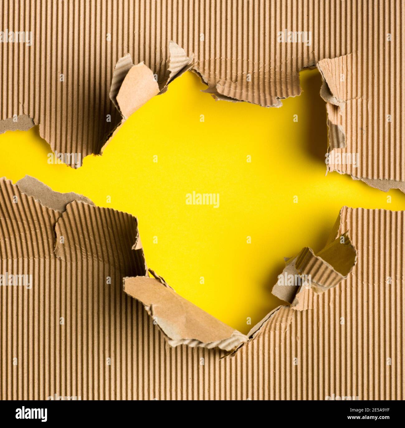 Gelbes Papier mit braunem zerrissenem Papier Stockfoto