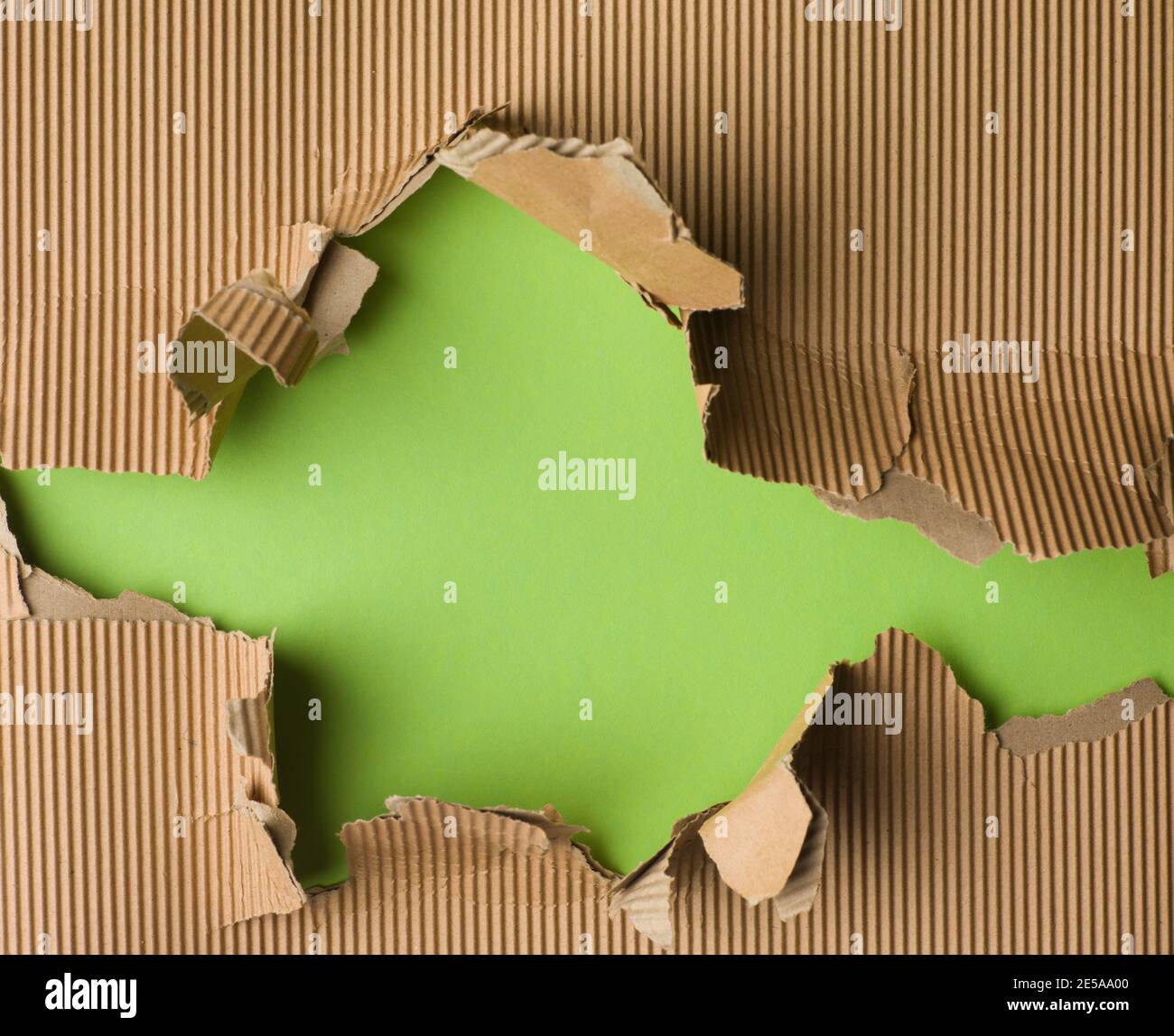 Grünes Papier mit braunem zerrissenem Papier Stockfoto