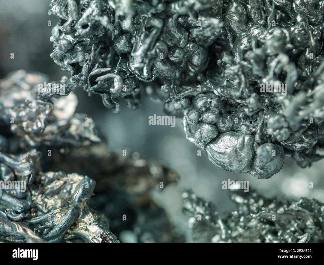 Geschmolzenes Blei, abstrakter Hintergrund aus flüssigem Metall Stockfoto