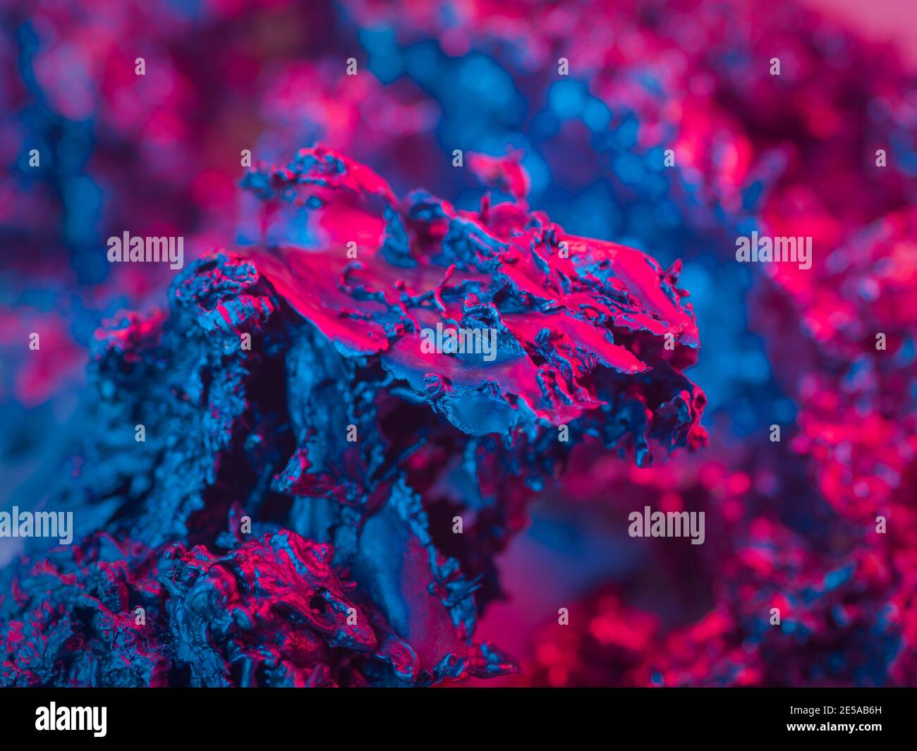 Geschmolzenes Blei, abstrakter Hintergrund aus flüssigem Metall Stockfoto