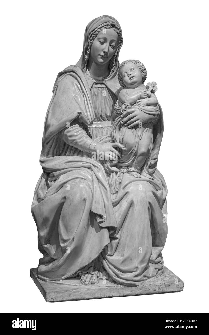 Alte Steinstatue der Jungfrau Maria mit Jesus Christus isoliert auf weißem Hintergrund. Skulptur mit einer Mutter Maria und dem Jesuskind Stockfoto