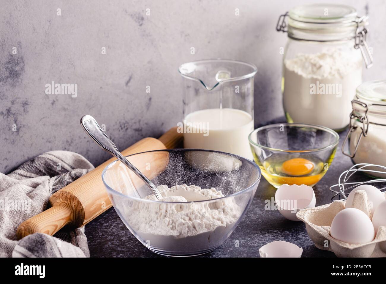 Background. Kochzutaten für Teig, Eier, Mehl, Zucker, Milch. Stockfoto
