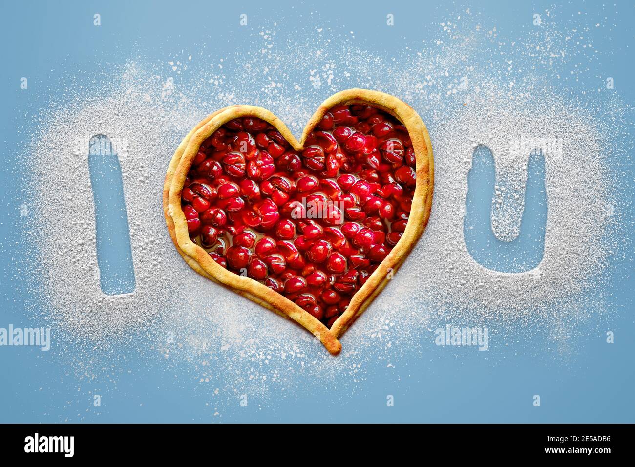 Einfache Komposition für valentinstag oder jede romantische Feier mit der Botschaft, Ich liebe dich, mit einem Herz Form Kirschkuchen und Mehl auf einem geschrieben Stockfoto