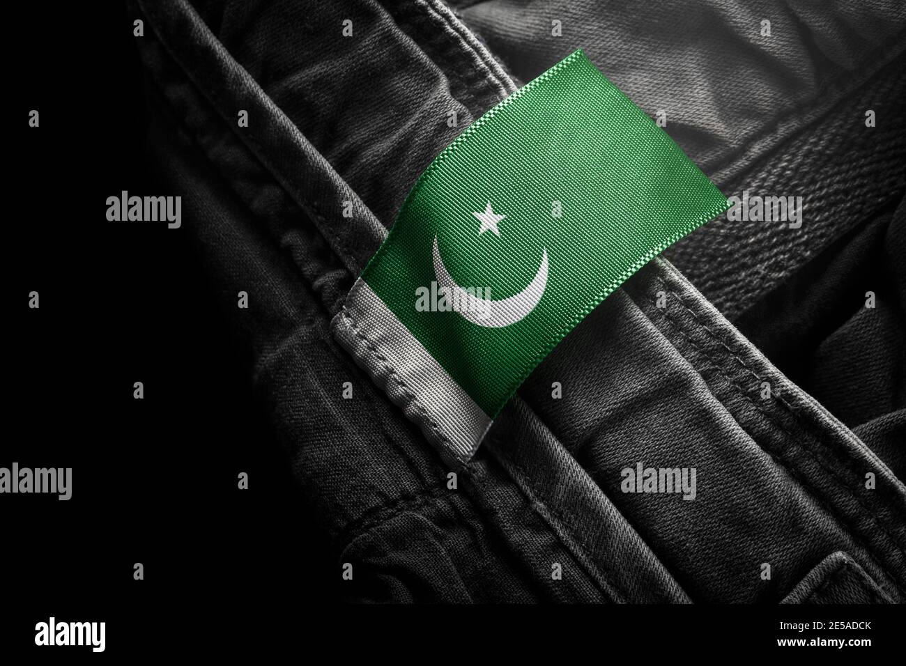 Anhänger auf dunkler Kleidung in Form der Flagge Pakistan Stockfoto