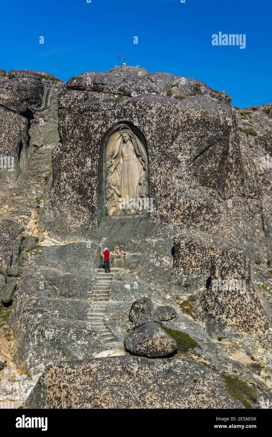 Nossa Senhora da Boa Estrela Statue geschnitzt von Antonio Duarte in Granit Felsen Nische, Serra da Estrela Naturpark, Centro Region, Portugal Stockfoto