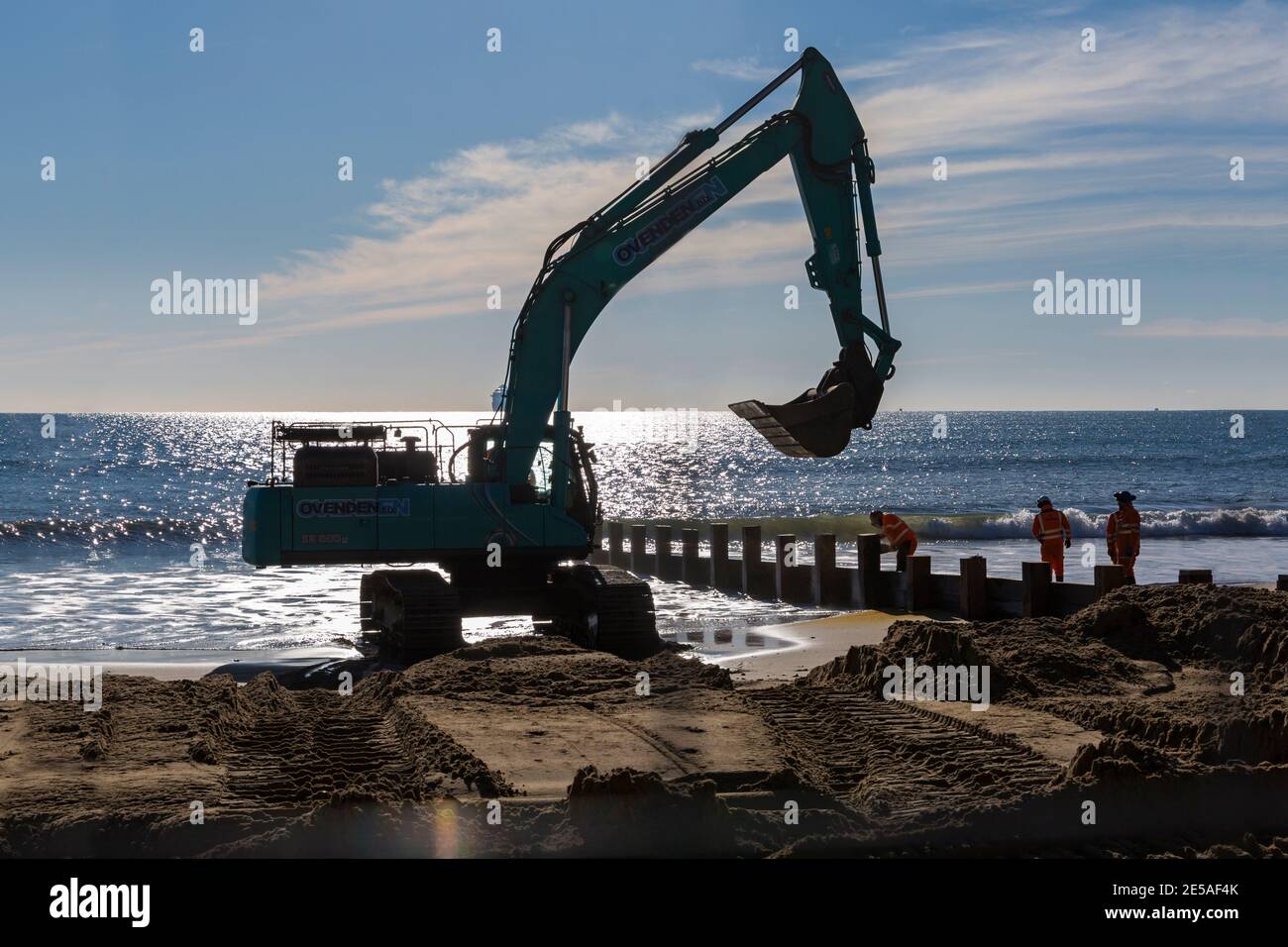 Ovenden SK500 Bagger - Programm zur Erneuerung des Holzes am Strand von Alum Chine, Bournemouth, Dorset UK im Januar Stockfoto