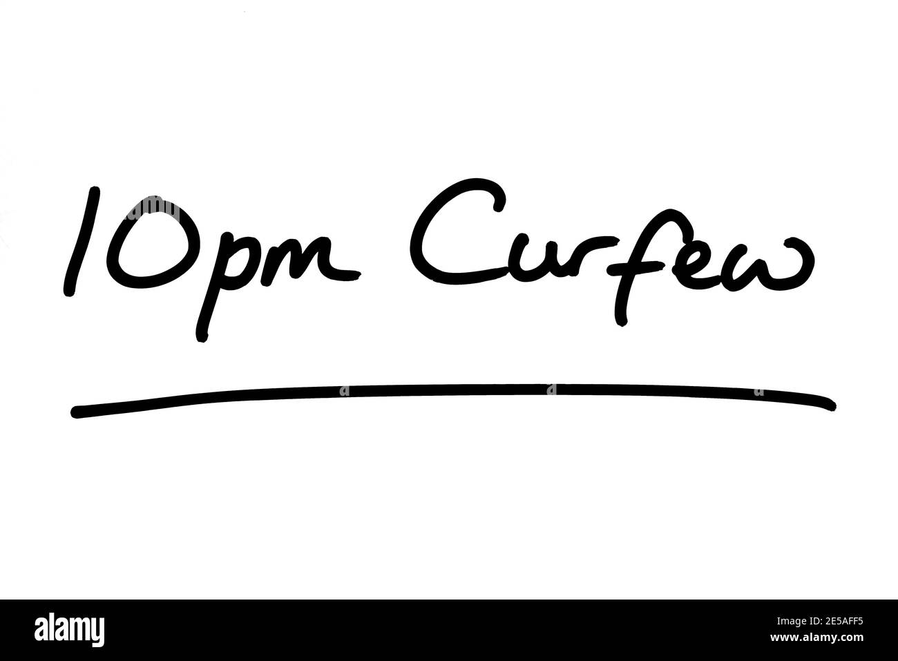 22:00 Uhr Sperrstunde, handgeschrieben auf weißem Hintergrund. Stockfoto